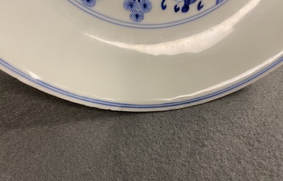 Een Chinese blauw-witte 'Drie vrienden van de winter' schotel, Xuande mark, Kangxi